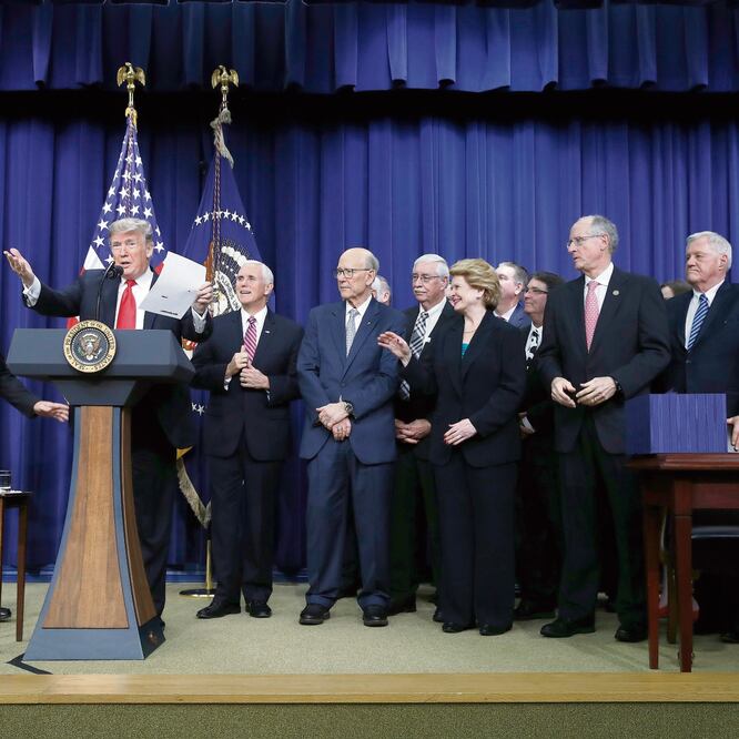 El presidente de EU, Donald Trump, ayer en un evento con agricultores en la Casa Blanca. El mandatario insistió en la necesidad de construir un muro en la frontera con México. Foto: JACQUELYN MARTIN. AP