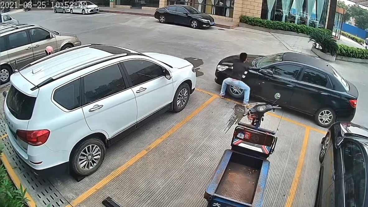 El sedán negro se estacionó justo detrás de su mototriciclo, bloqueándole el paso y él no tenía tiempo para esperar / Foto: Douyin Tan Xianbin