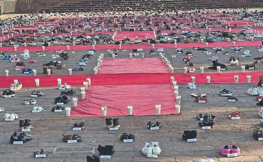 Madres que buscan a sus hijos desaparecidos, en México, montan una
instalación con zapatos, en Morelia, Michoacán, y pegan carteles. Foto Especial