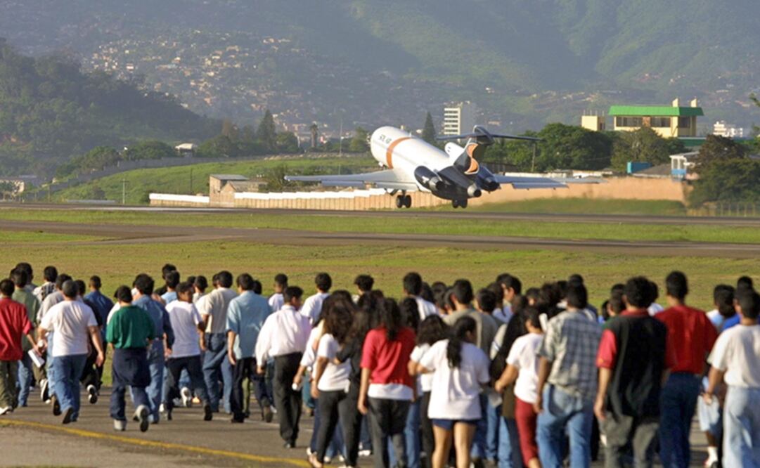 Una escena frecuente en las pistas de aviación en Honduras es la de numerosos hondureños que llegan deportados desde Estados Unidos. Foto: José Meléndez