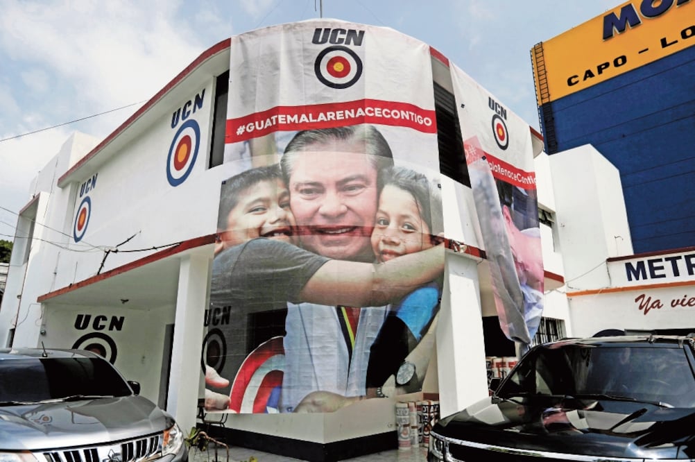 Sede del partido Unión del Cambio Nacional, con propaganda de Mario Estrada, su candidato a presidente de Guatemala, quien fue arrestado en EU. Foto: ESTEBAN BIBA. EFE