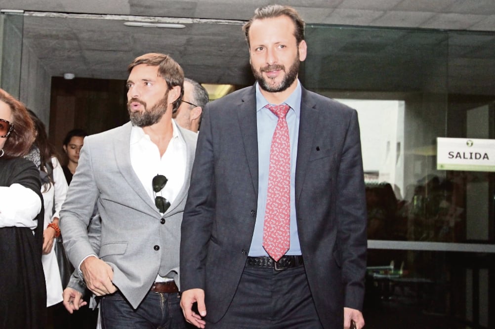 Julián Gil (izquierda) llegó acompañado de su abogado Rodrigo Carmona. (CARLOS MEJÍA. EL UNIVERSAL)