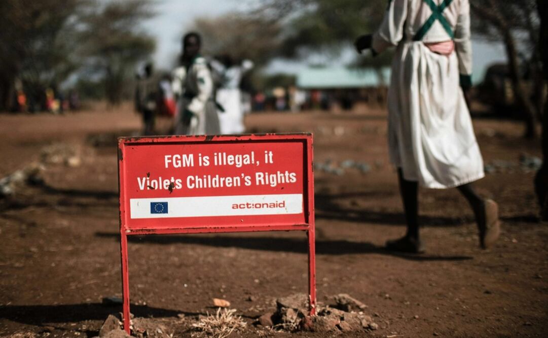 Un cartel que alerta sobre los efectos legales de la mutilación femenina en Katabok, al norte de Uganda. (FOTO: AFP PHOTO / Yasuyoshi CHIBA)