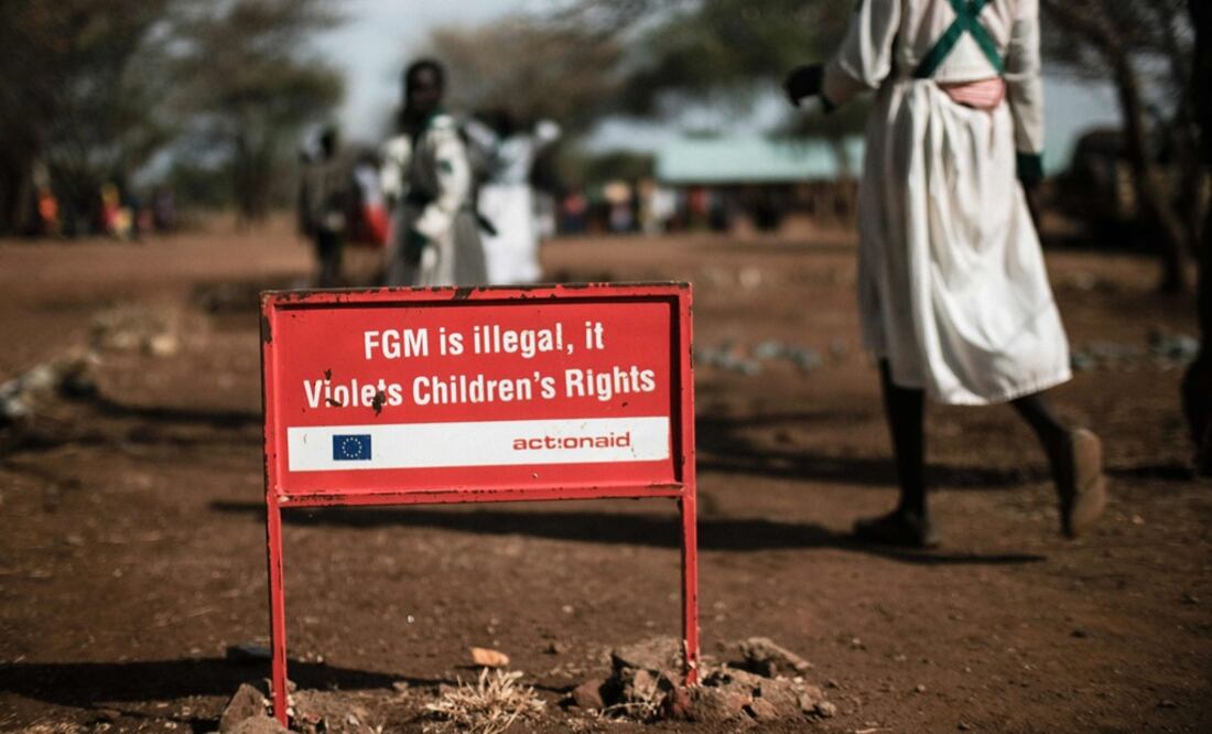 Un cartel que alerta sobre los efectos legales de la mutilación femenina en Katabok, al norte de Uganda. (FOTO: AFP PHOTO / Yasuyoshi CHIBA)