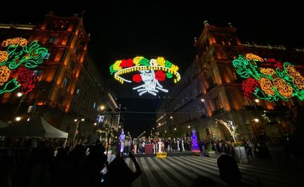 Encienden alumbrado del Día de Muertos en la plancha del Zócalo de la CDMX