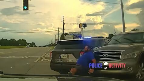 Video: Mujer, con niño a bordo, atropella a policía para evitar ser arrestada