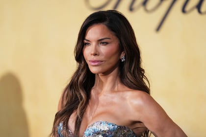 Abrigo de 10,000 dólares y botas de impacto: Lauren Sánchez domina la tendencia ‘sin pantalones’ en cita con Jeff Bezos