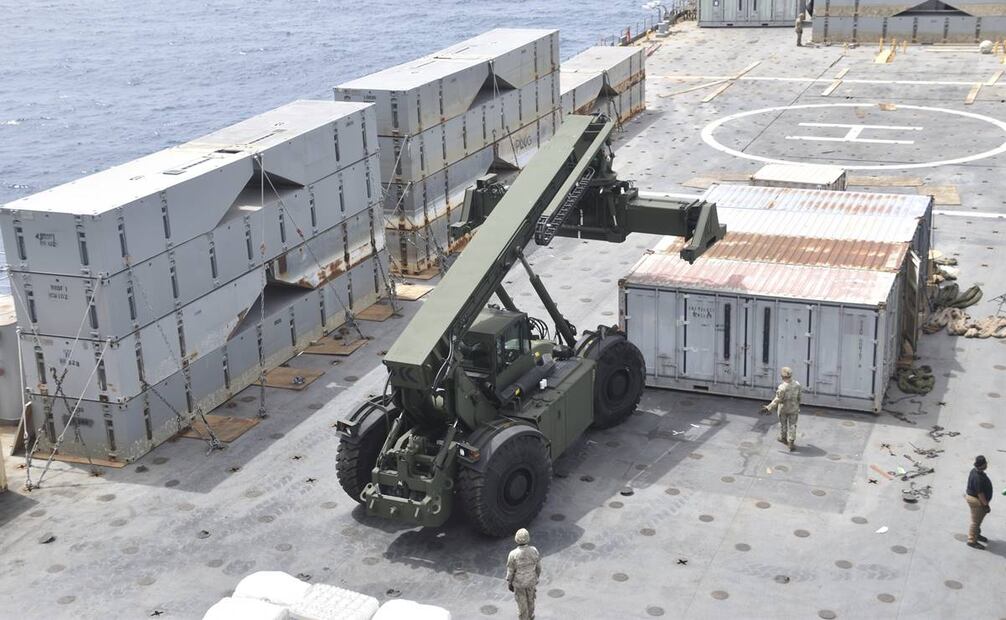 Soldados de la 7ma Brigada de Transporte y marinos del MV Roy P. Benavidez montan un muelle flotante ante la costa de Gaza. Foto: AP