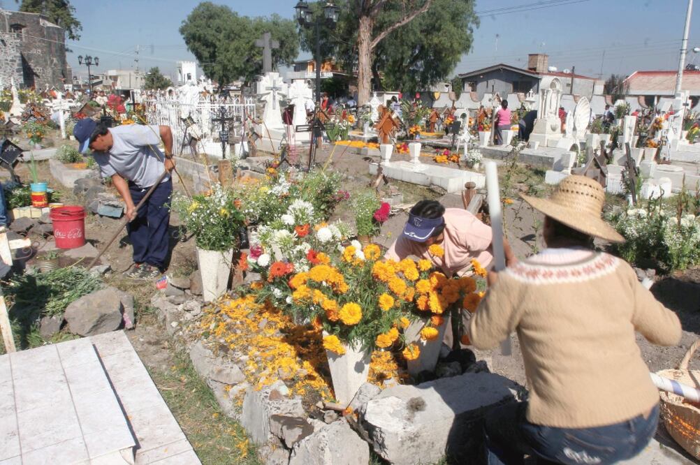 El jefe de Gobierno capitalino aseguró que se reforzará una barda de un cementerio de Tláhuac que resultó dañada por el temblor. (ARCHIVO. EL UNIVERSAL)