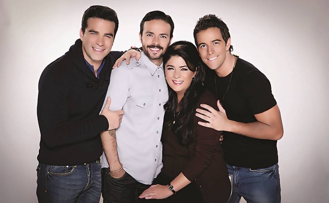 Victoria Ruffo, junto a Alejandro Nones, José María Torre y  Mano de la Parra, de derecha a izquierda.