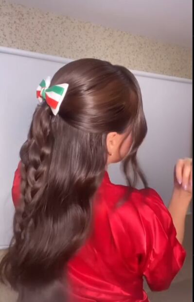 Sofisticada y femenina, esta media coleta con trenza combina estilo y modernidad, perfecta para lucir ondas naturales o un liso impecable. Foto: Instagram @vaneacostahairstyle