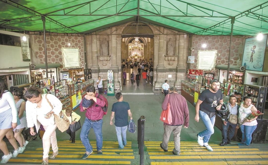 En medio de la contingencia por el Covid-19, el pasado 28 de marzo un grupo de creyentes asistieron a la iglesia de San Judas Tadeo. Foto: ARCHIVO EL UNIVERSAL