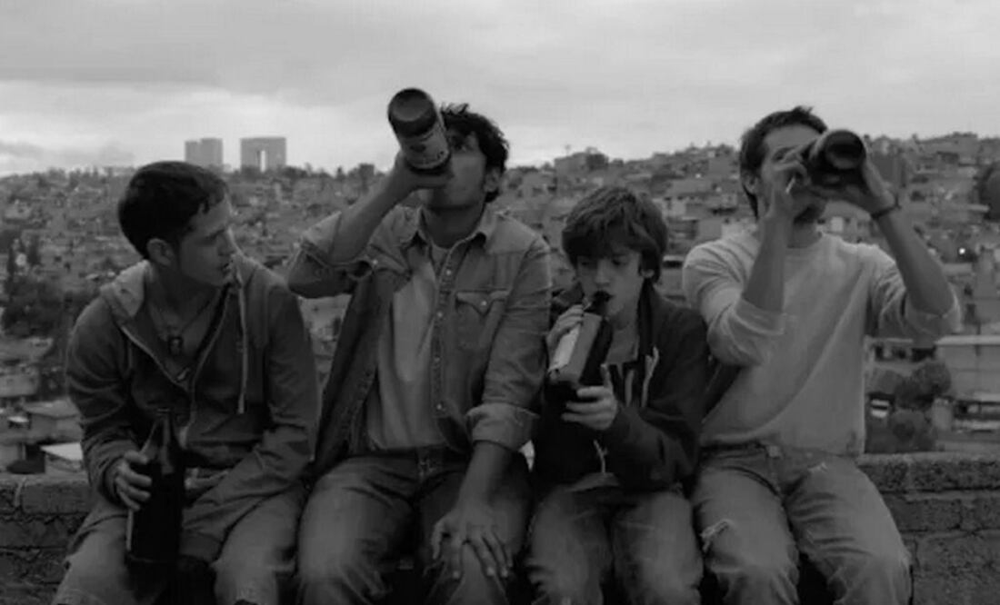 Rodada en blanco y negro y ganadora en 2014 del premio a la mejor ópera prima de la Berlinale, "Güeros" es una "road movie" de amistad, de relaciones fraternales, de pasiones y de vidas que comienzan. FOTO: Especial