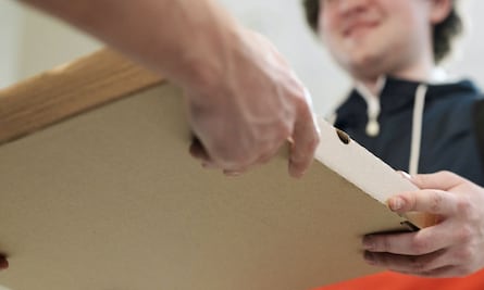 Repartidor de pizzas se hace viral por asqueroso comportamiento antes de entregar un pedido