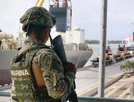 Chocan dos embarcaciones de la Marina en el puerto de Veracruz; hay dos elementos heridos