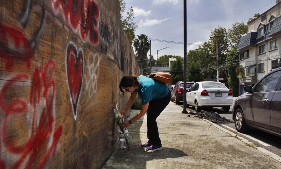 Cómo cada año después del sismo de 2017, Mariana Ramos deja tres rosas blancas en el Colegio Rébsamen. Foto: Fernanda Zamora/EL UNIVERSAL