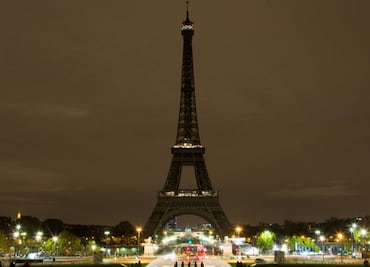 Torre Eiffel volverá a apagarse; honrará a víctimas de atentado en Manchester