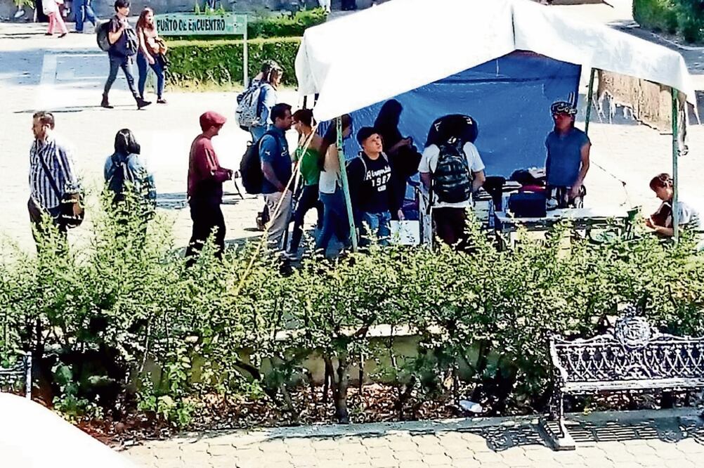 Los encargados del centro de fotocopiado pirata de la explanada de la facultad fuman marihuana mientras trabajan (ESPECIAL)