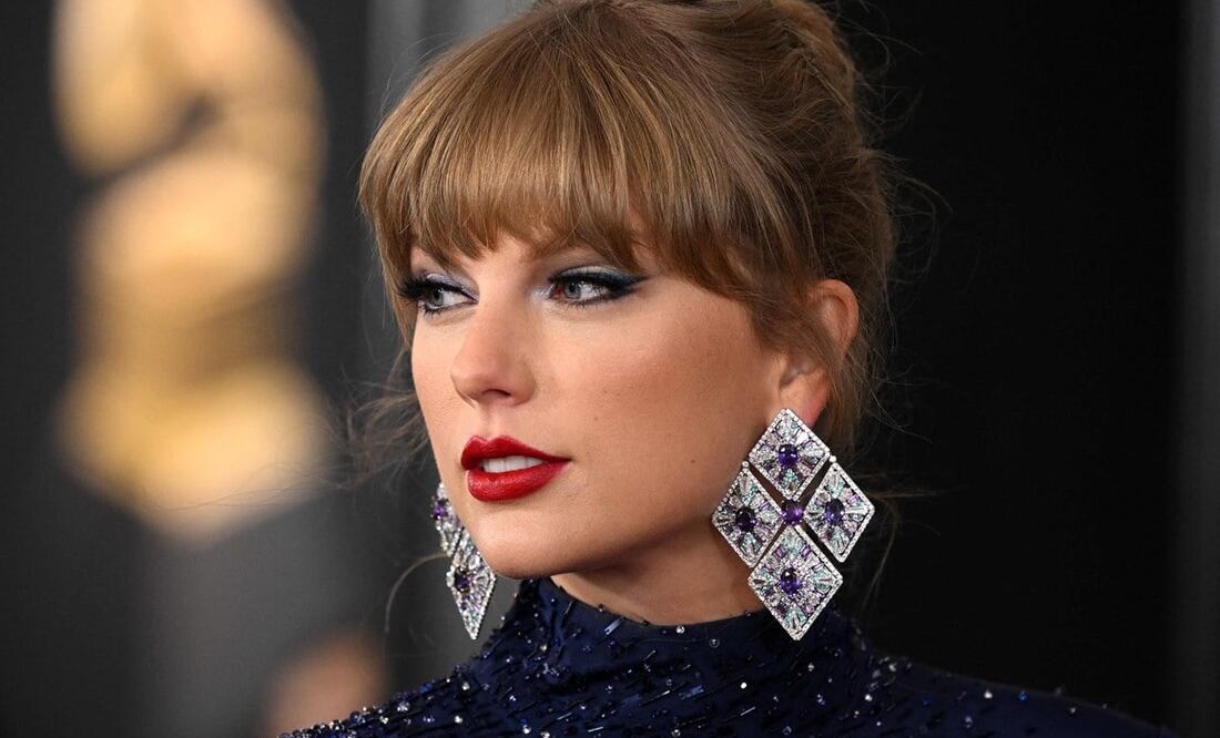 Taylor Swift durante la alfombra roja de los Premios Grammys 2023. / Foto: AFP.