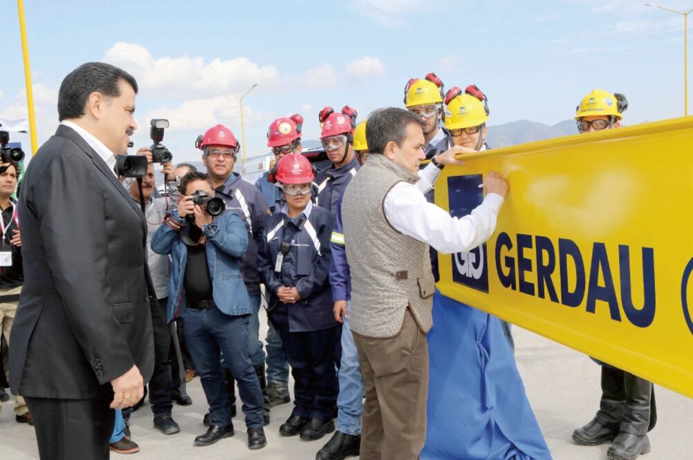 Al inaugurar la planta de Gerdau-Corsa, el gobernador José Olvera (izq.) dijo que con ella se reactiva la industria en Ciudad Sahagún (ESPECIAL)