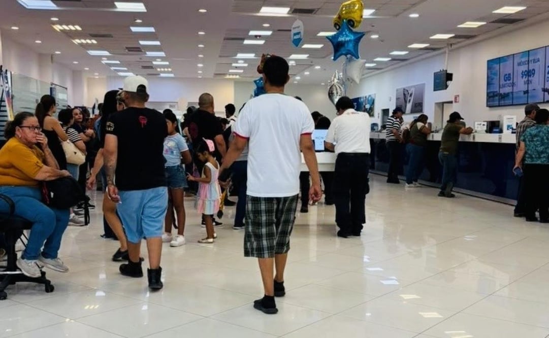 Usuarios hacen filas en Telcel para recuperar líneas suspendidas en Sonora. | Foto: Especial.