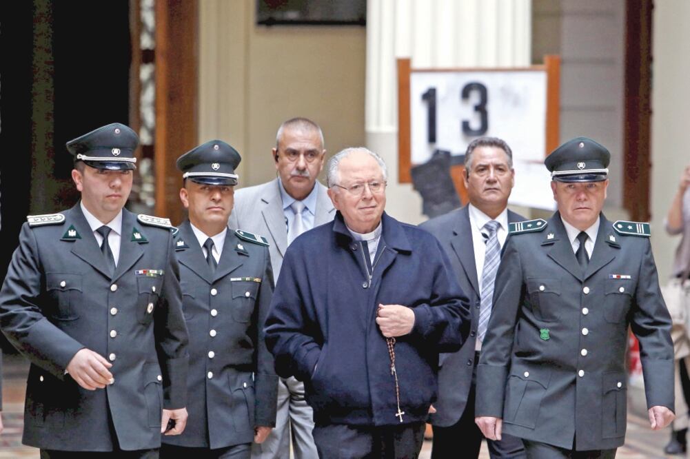 Fernando Karadima, ex párroco de la iglesia chilena de El Bosque, al salir del Tribunal Supremo en Santiago, en noviembre de 2015. Foto: CARLOS VERA. REUTERS