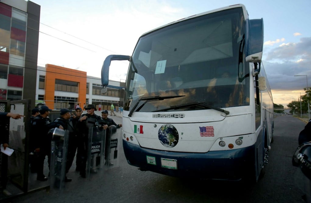 Bajo un fuerte dispositivo de seguridad y escoltados por la Policía Federal, autobuses que trasladan a docentes para su evaluación arriban al inmueble habilitado como albergue en Ciudad Administrativa con capacidad para recibir a más de mil profesores en esta ciudad. Foto: Juan Carlos Reyes/EL UNIVERSAL