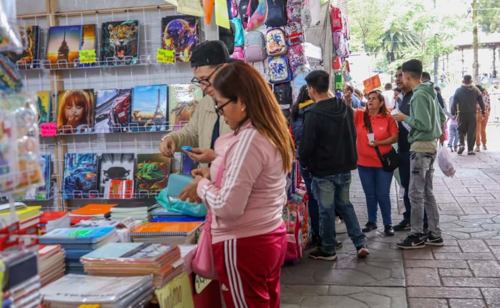 “Está barato y variado”, dicen padres en Expo Regreso a Clases de Iztapalapa; comparan precios con el Centro Histórico.
Foto: Karla Guerrero / EL UNIVERSAL