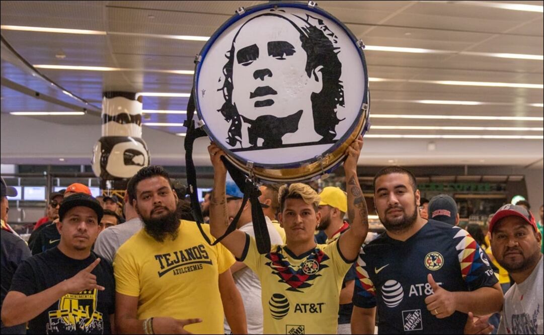 Aficionados esperan a Ochoa en el aeropuerto Foto: Especial