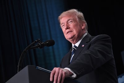 Trump propone prohibir dispositivos que automatizan armas