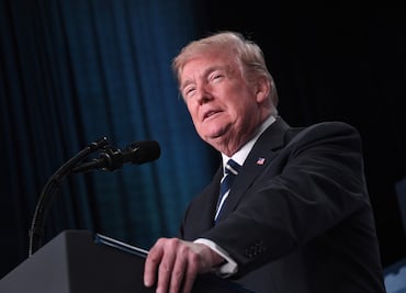 Trump propone prohibir dispositivos que automatizan armas