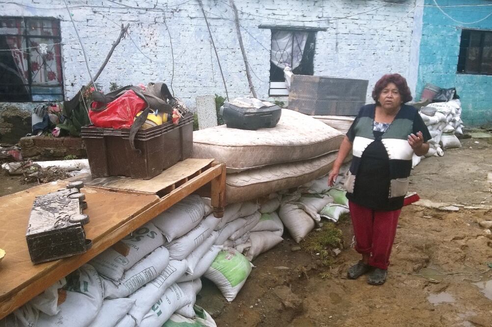 Doña Juana teme que se registre un nuevo desbordamiento de la presa, por lo que puso costales de tierra para intentar atajar el agua. (JUAN MANUEL BARRERA. EL UNIVERSAL)