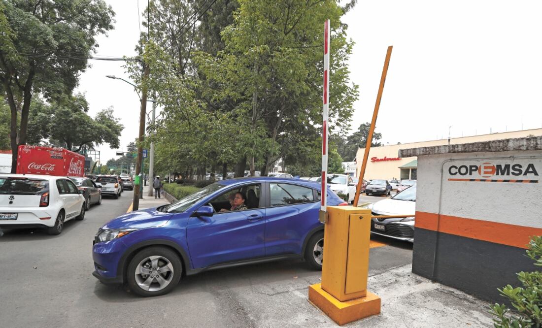 La nueva disposición para los estacionamientos de plazas con más de un comercio entrará en vigor en 60 días. Foto: JORGE ALVARADO. EL UNIVERSAL