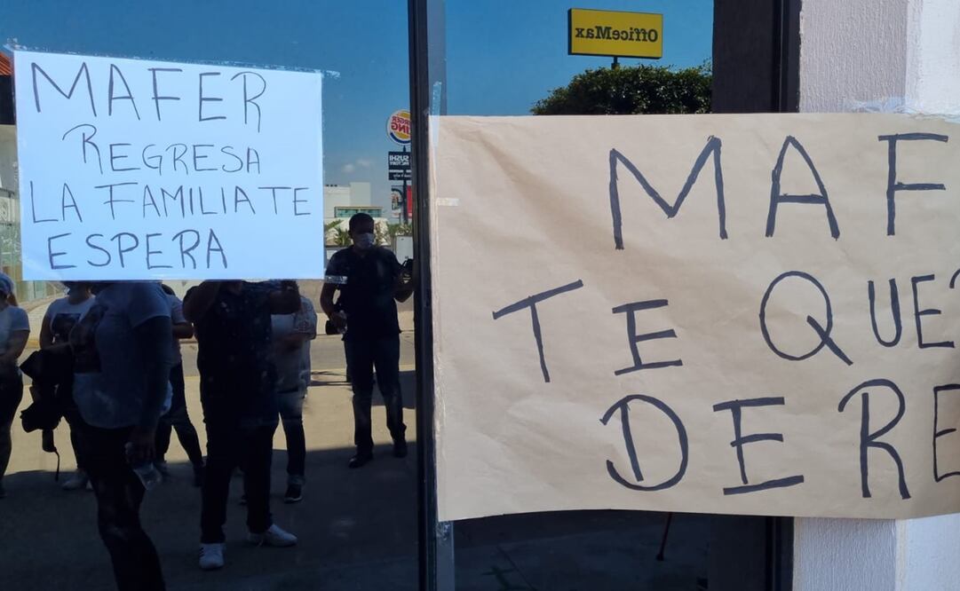 La mañana de este jueves, activistas, amigos y familiares de la adolescente marcharon hasta el edificio de la Fiscalía General del Estado. Foto: Especial