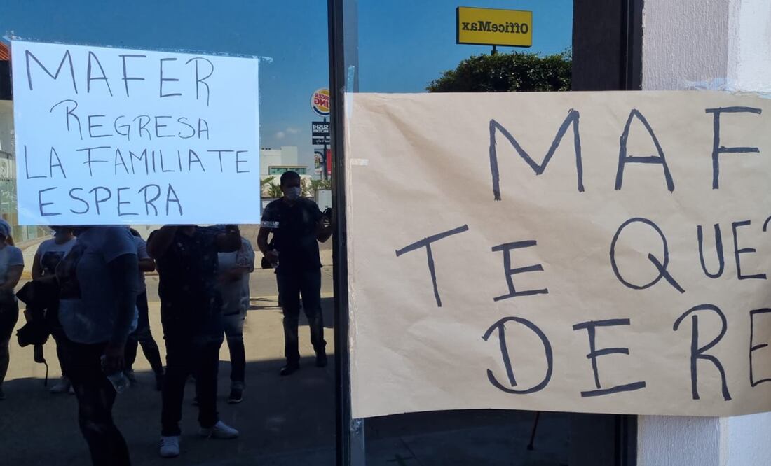La mañana de este jueves, activistas, amigos y familiares de la adolescente marcharon hasta el edificio de la Fiscalía General del Estado. Foto: Especial