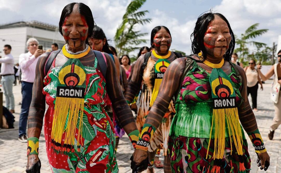 Indígenas llegan a la Cumbre de los Pueblos en la COP30, en Belém, Brasil. Los habitantes de la Amazonia reclaman que se les tome en cuenta en las decisiones del evento. Foto: Fraga Alves / EFE