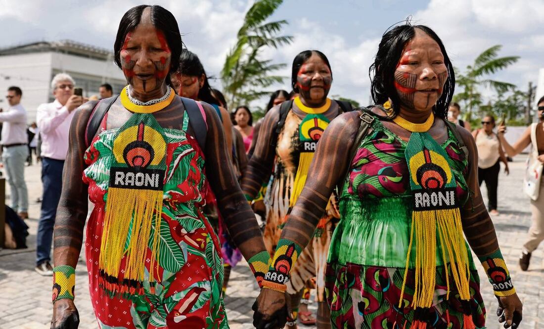 Indígenas llegan a la Cumbre de los Pueblos en la COP30, en Belém, Brasil. Los habitantes de la Amazonia reclaman que se les tome en cuenta en las decisiones del evento. Foto: Fraga Alves / EFE