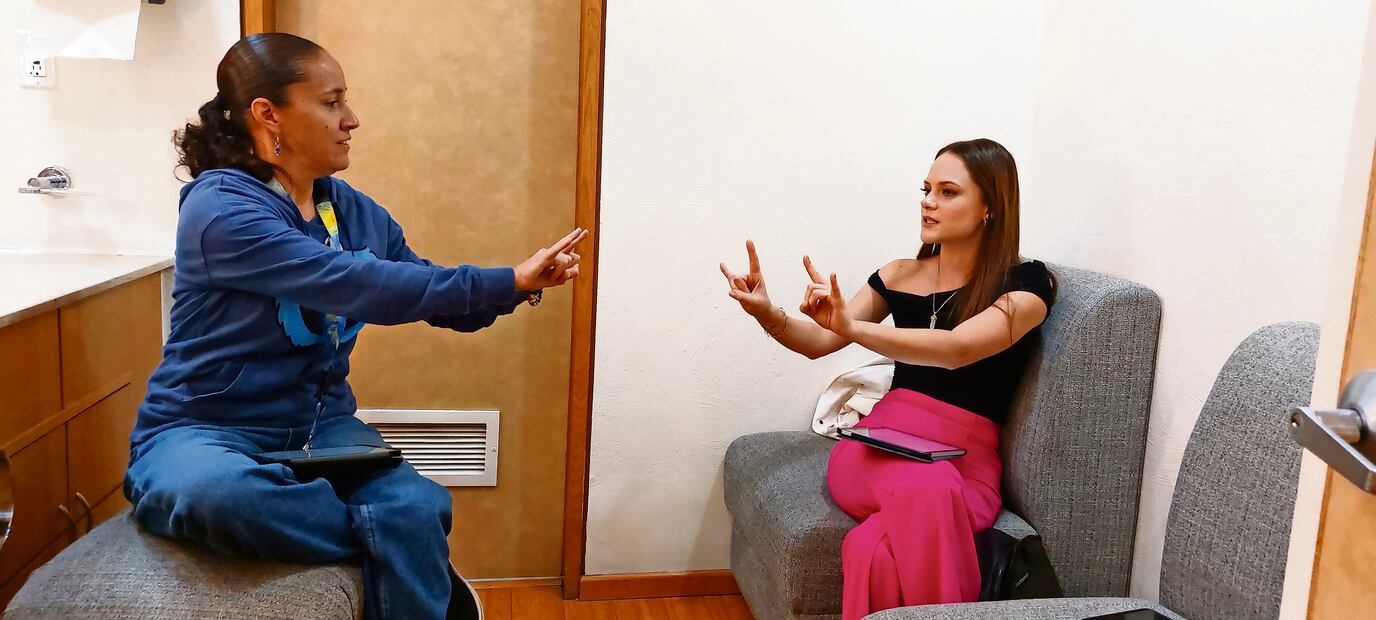 La actriz Clarisa González tomó clases de señas para interpretar a Regina, Foto: Especial