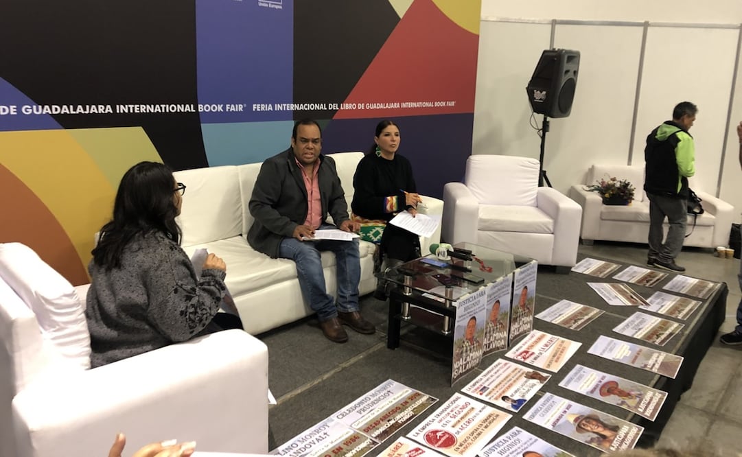 El abogado Eduardo Mosqueda, de la organización Tsikini, pidió a las autoridades ministeriales citar a declarar al actual alcalde de Cuautitlán, Jesús Delgado Camberos, durante una conferencia de prensa en la Feria Internacional del Libro de Guadalajara. Foto: Especial.