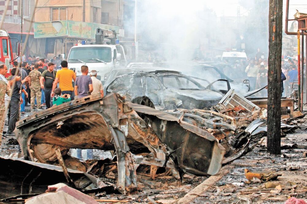 Lugareños se reúnen en la zona de una explosión al noreste de la ciudad kurda de Qamishli. Foto: MOHAMMED AHMAD. AFP