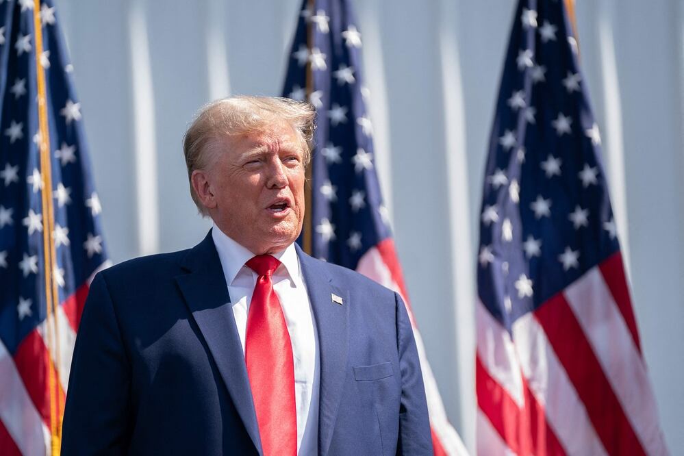 El expresidente estadounidense Donald Trump habla durante un mitin en Summerville, Carolina del Sur.  FOTO: AFP