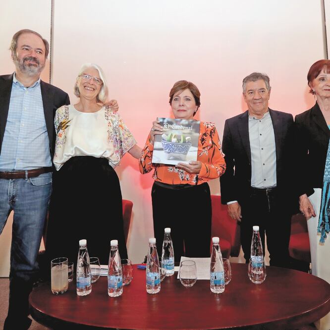 Juan Villoro, Cristina Barros, Marcela Briz, Ignacio Urquiza y Ángeles González Gamio en la presentación del libro editado por El Equilibrista. Valente Rosa. El Universal