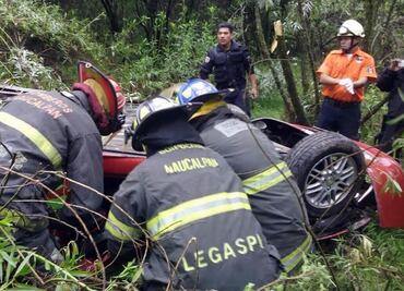 Auto cae a barranca en la Naucalpan-Toluca; muere uno