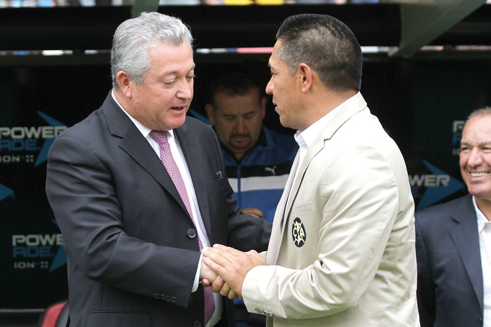 Vucetich y Ambriz (derecha) se despidieron cordialmente (CARLOS MEJÍA. EL UNIVERSAL)