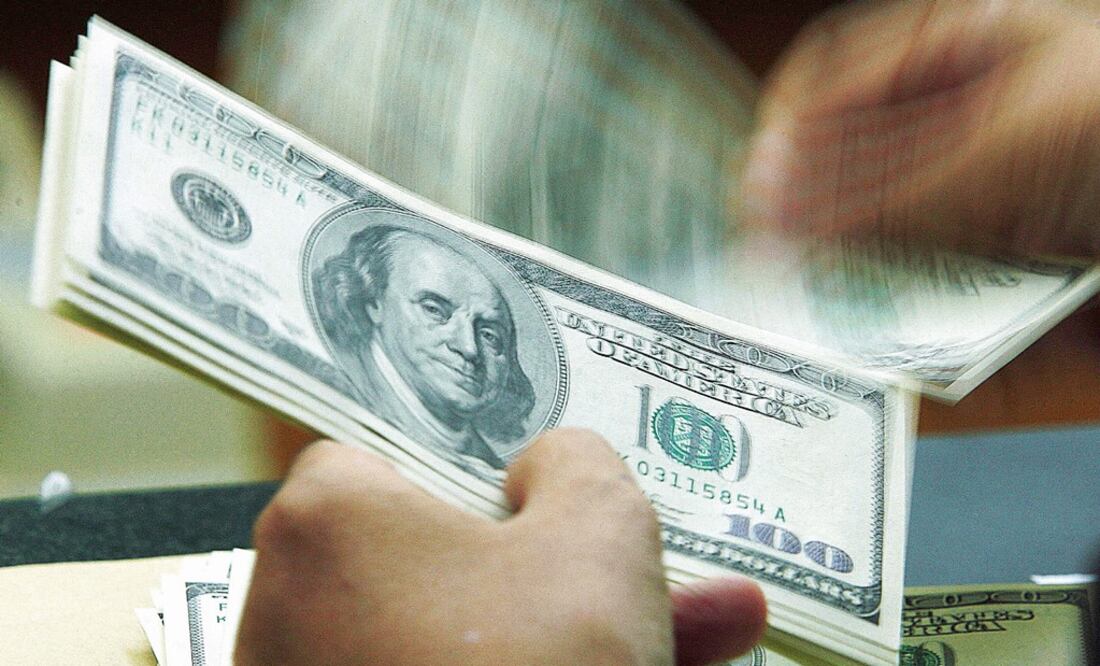 Banks have implemented high commissions for remittance collection - Photo: Beawiharta/REUTERS