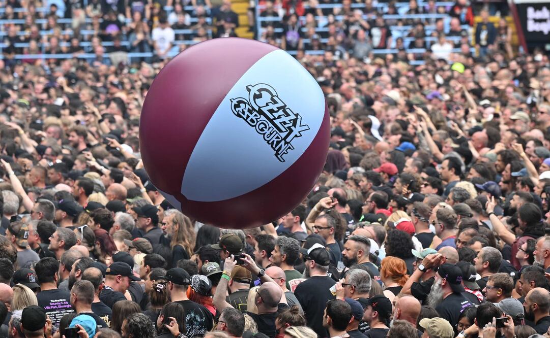 El público de Villa Park juega con una enorme pelota de playa mientras presencia los conciertos de apoyo de la banda británica de rock Black Sabbath, el último concierto de Ozzy Osbourne como líder de Black Sabbath. Foto: ANDY BUCHANAN / AFP.