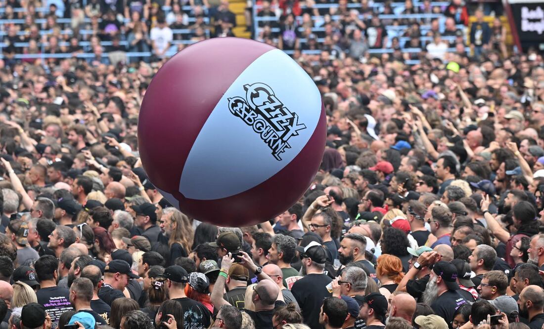 El público de Villa Park juega con una enorme pelota de playa mientras presencia los conciertos de apoyo de la banda británica de rock Black Sabbath, el último concierto de Ozzy Osbourne como líder de Black Sabbath. Foto: ANDY BUCHANAN / AFP.