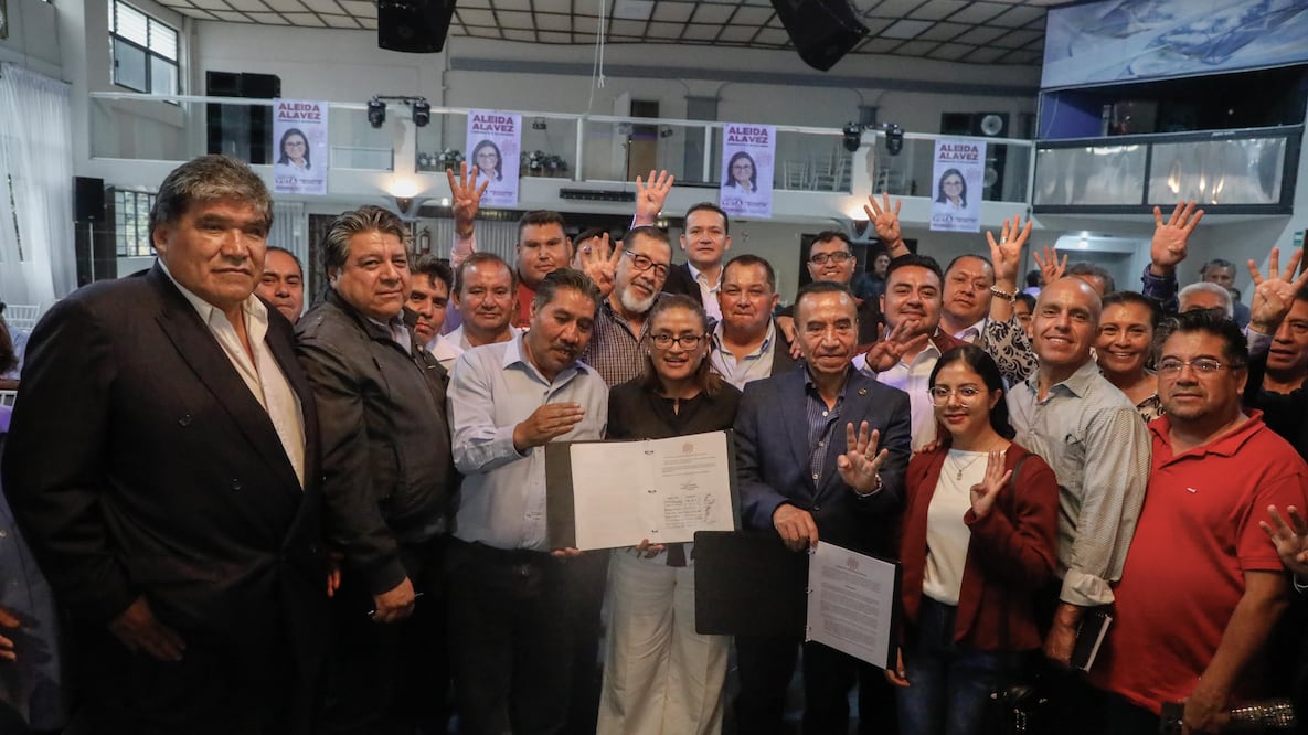 La candidata de Morena en Iztapalapa firmó un acuerdo con representantes del sector transportista en la demarcación. (Foto: especial)