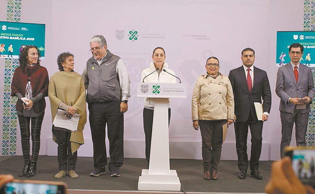 Claudia Sheinbaum dijo que el exconsejero Jurídico Héctor Villegas renunció al admitir que también viajó en el avión de un empresario. Foto: ESPECIAL