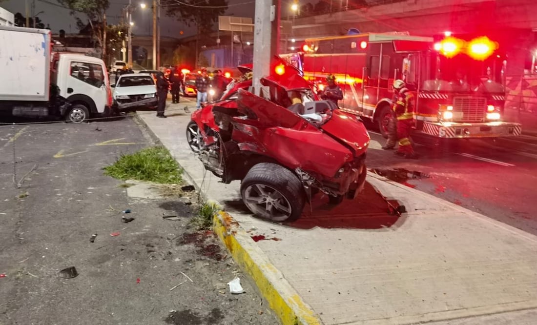 Jóvenes chocan a exceso de velocidad en un Camaro; uno muere y al otro le amputan la pierna. Foto: @Gposiadeoficial